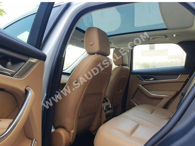 2021 جاكوار اف-بيس