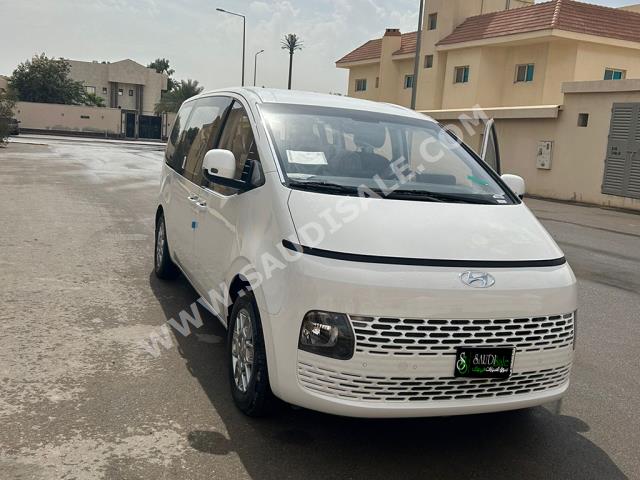 2022 هيونداي ستاريا