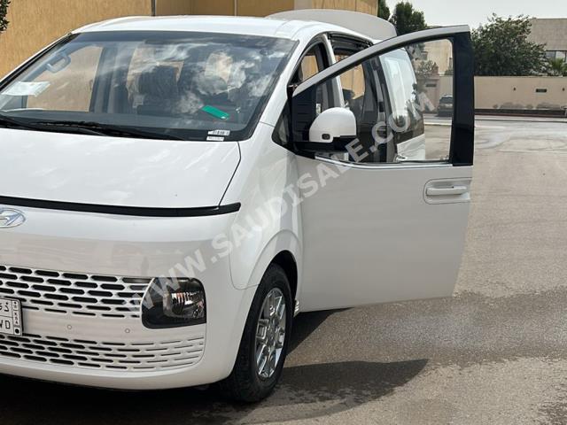 2022 هيونداي ستاريا