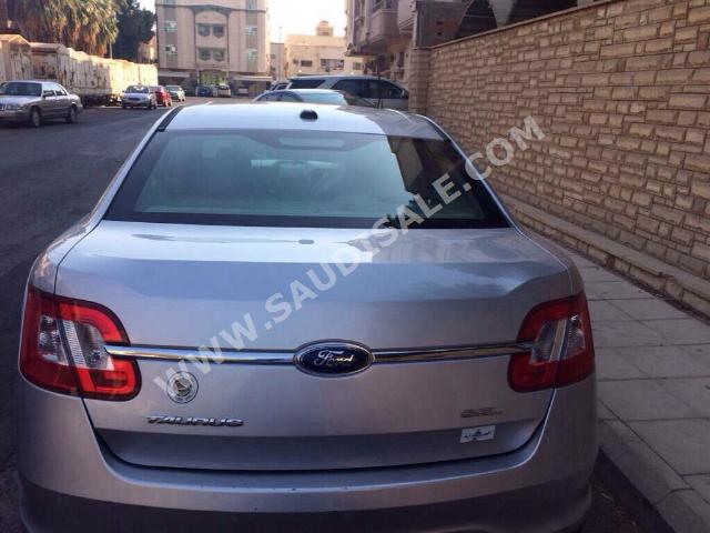 2010 Ford Taurus