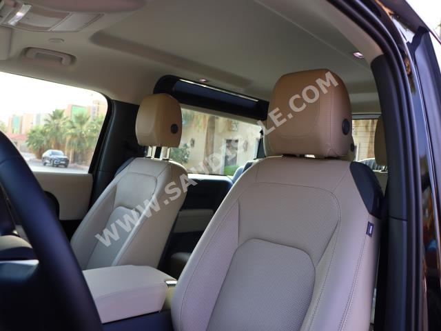 2023 لاند روفر ديفيندر 90