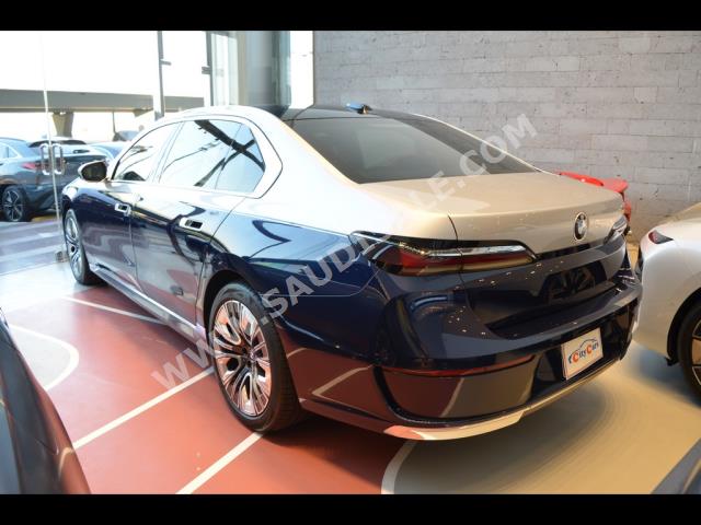 2023 بي ام دبليو الفئة السابعة 735 إل أي