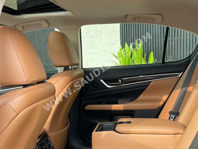 2019 لكزس جي إس 350