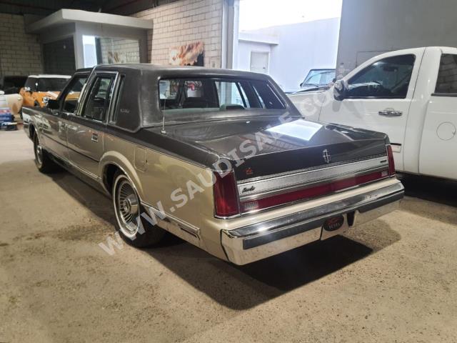 1989 لنكولن تاون كار