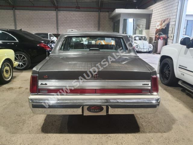 1989 لنكولن تاون كار