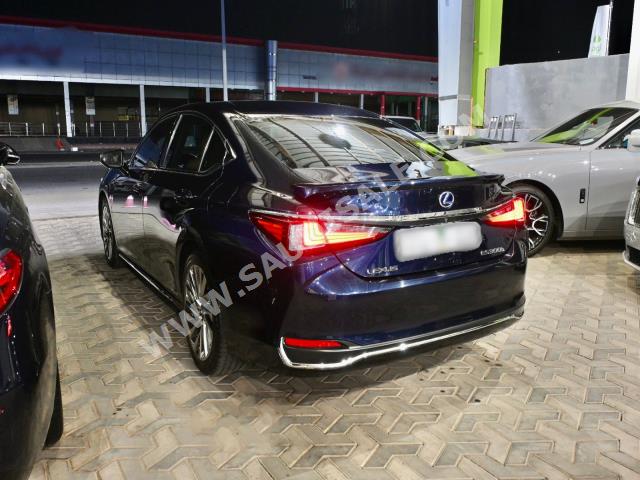 2021 لكزس إي إس 300إتش