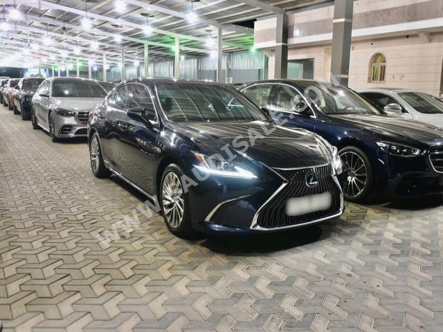 2021 لكزس إي إس 300إتش