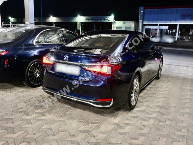 2021 لكزس إي إس 300إتش