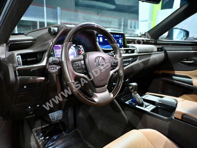 2021 لكزس إي إس 300إتش