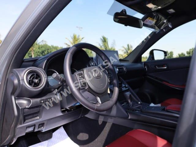 2022 لكزس آي إس 300