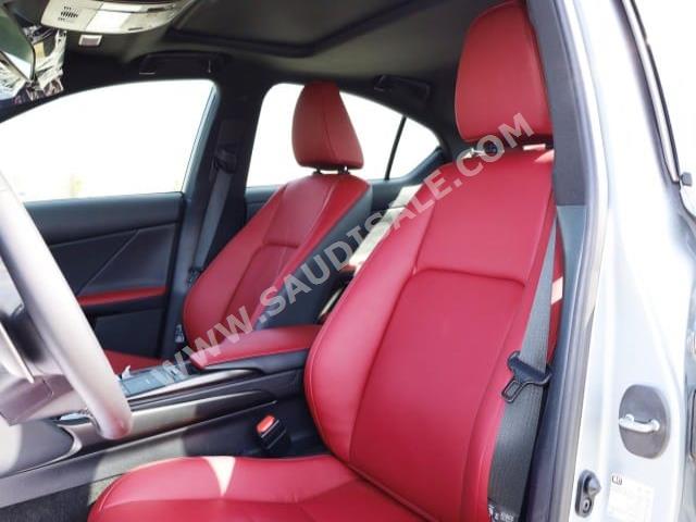 2022 لكزس آي إس 300