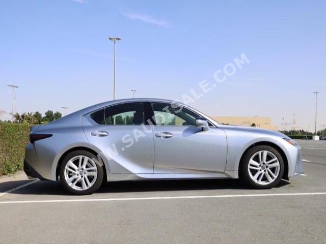 2022 لكزس آي إس 300