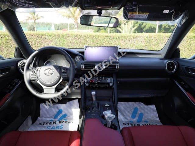 2022 لكزس آي إس 300