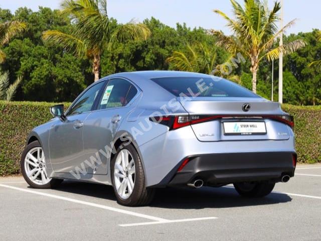 2022 لكزس آي إس 300