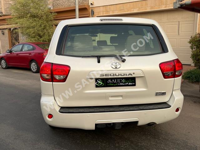 2016 تويوتا سكويا