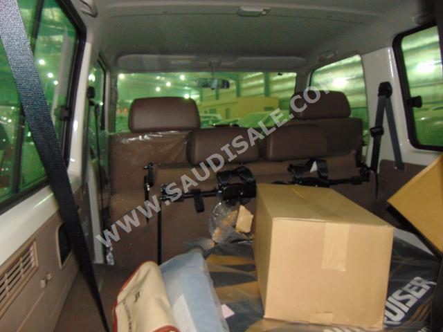 2015 تويوتا لاند كروزر ربع