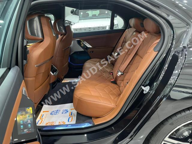 2023 بي ام دبليو الفئة السابعة 735 إل أي