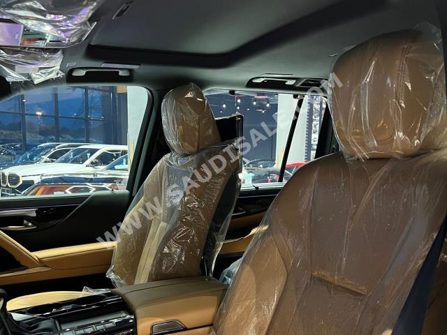 2023 لكزس إل إكس 600