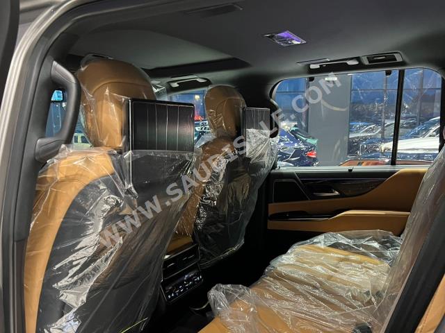 2023 لكزس إل إكس 600