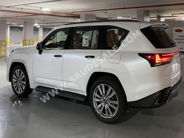 2022 لكزس إل إكس 600 بلاك اديشن