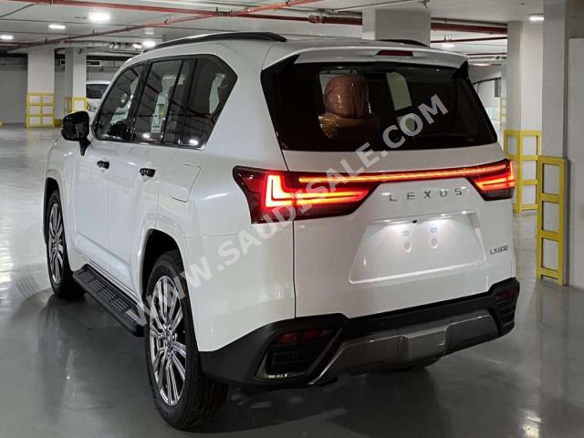 2022 لكزس إل إكس 600 بلاك اديشن