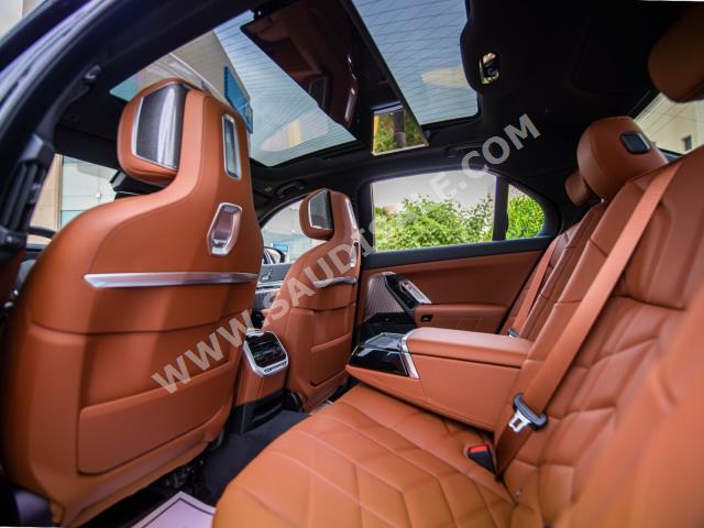 2024 بي ام دبليو الفئة السابعة 735أي