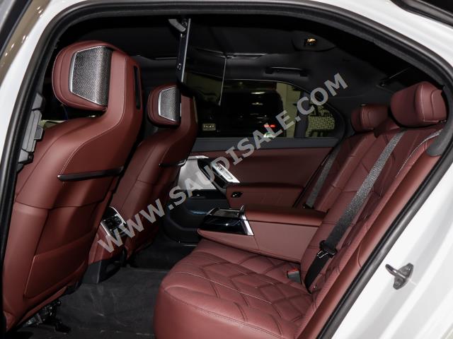 2024 بي ام دبليو الفئة السابعة 735أي