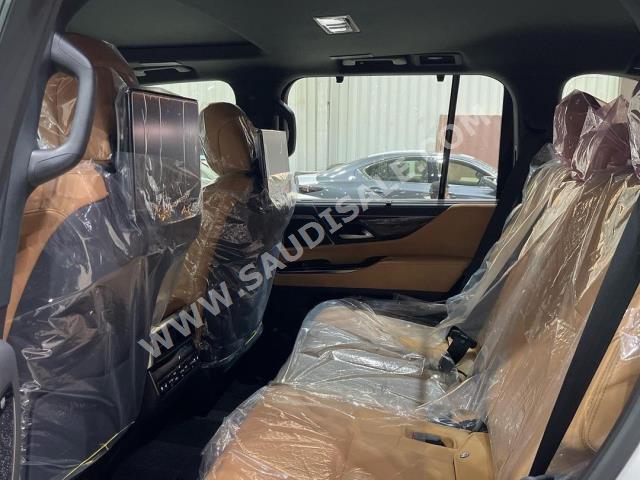 2024 لكزس إل إكس 600