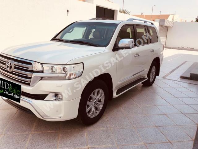 2016 تويوتا لاند كروزر في اكس ار