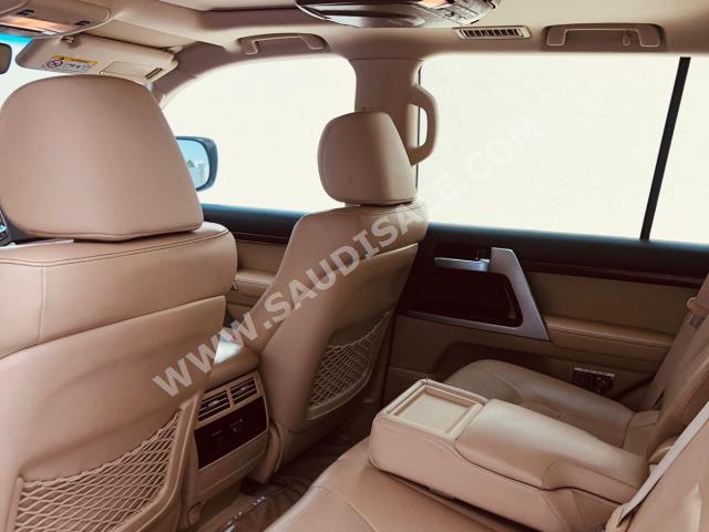 2016 تويوتا لاند كروزر في اكس ار