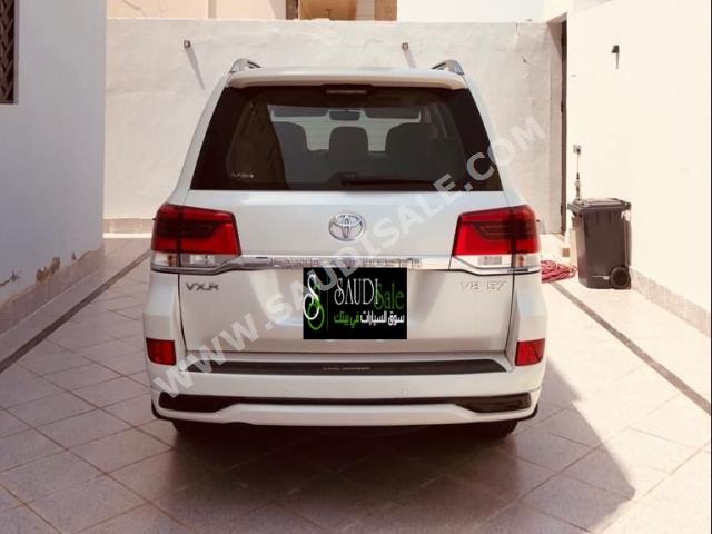 2016 تويوتا لاند كروزر في اكس ار