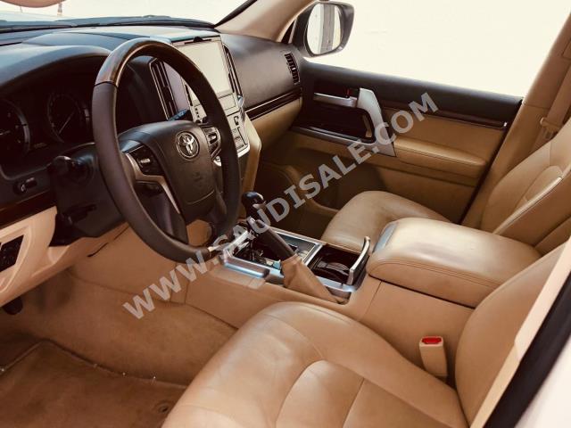 2016 تويوتا لاند كروزر في اكس ار