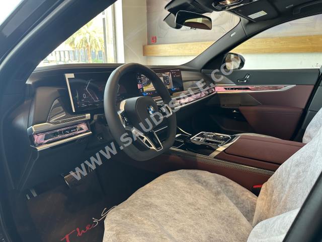 2024 بي ام دبليو الفئة السابعة 735 إل أي