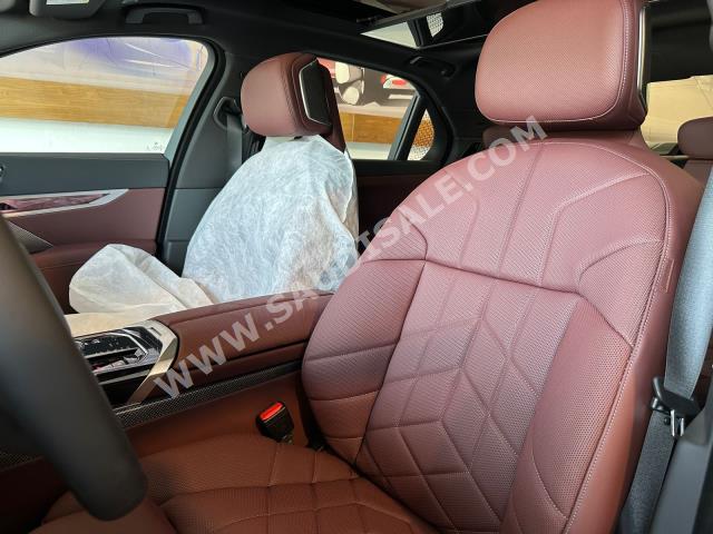 2024 بي ام دبليو الفئة السابعة 735 إل أي