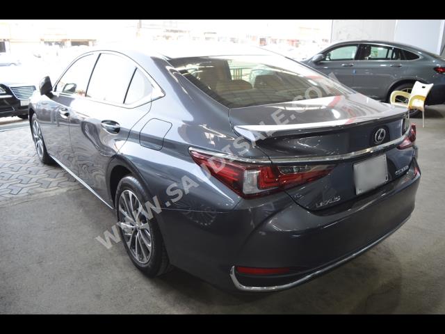 2023 لكزس إي إس 300إتش