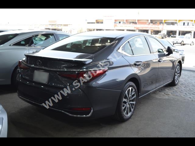 2023 لكزس إي إس 300إتش