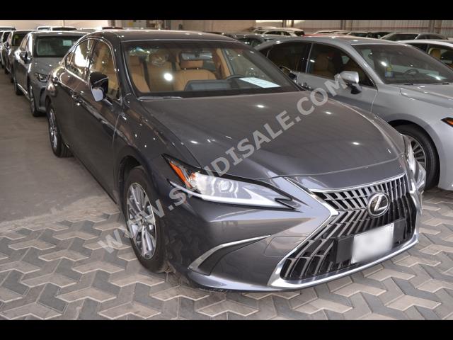 2023 لكزس إي إس 300إتش