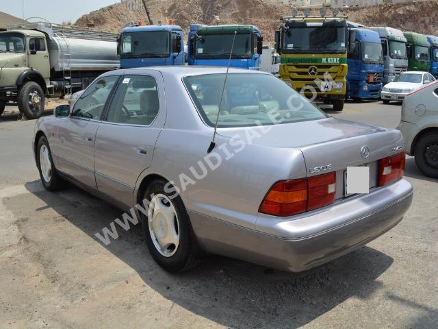 1999 لكزس إل إس 400