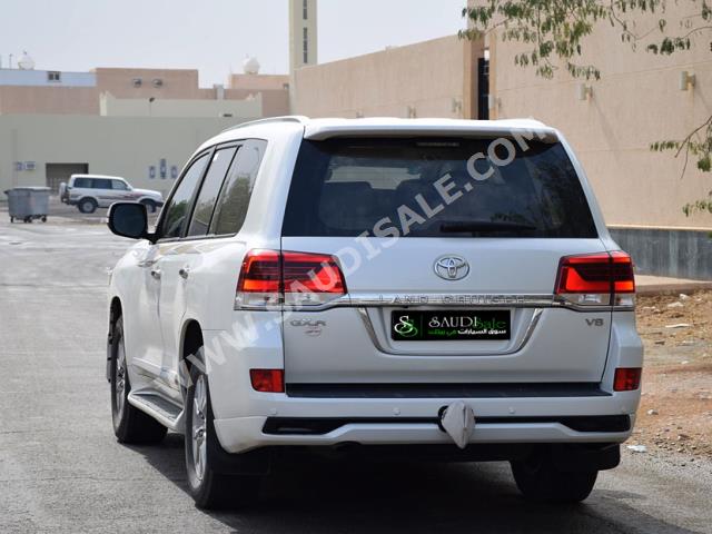 2017 تويوتا لاند كروزر جي اكس ار