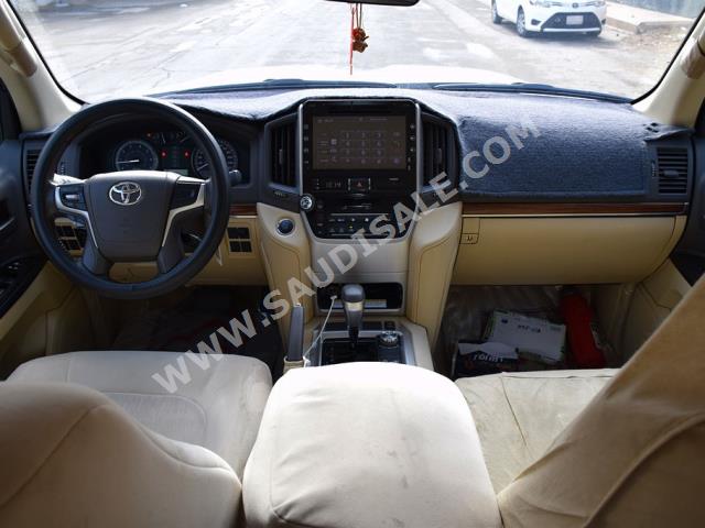 2017 تويوتا لاند كروزر جي اكس ار