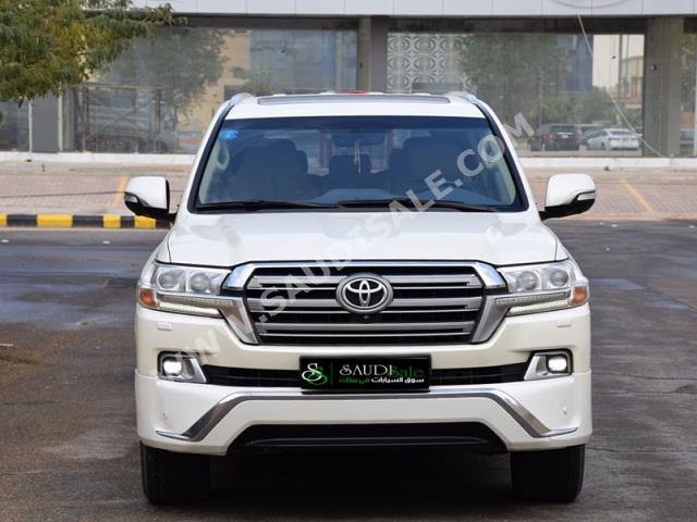 2017 تويوتا لاند كروزر جي اكس ار