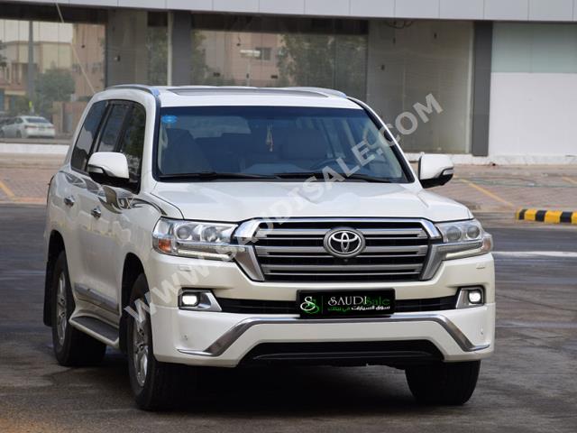 2017 تويوتا لاند كروزر جي اكس ار