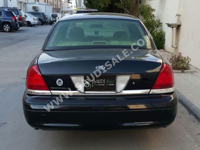 2010 فورد كراون فكتوريا