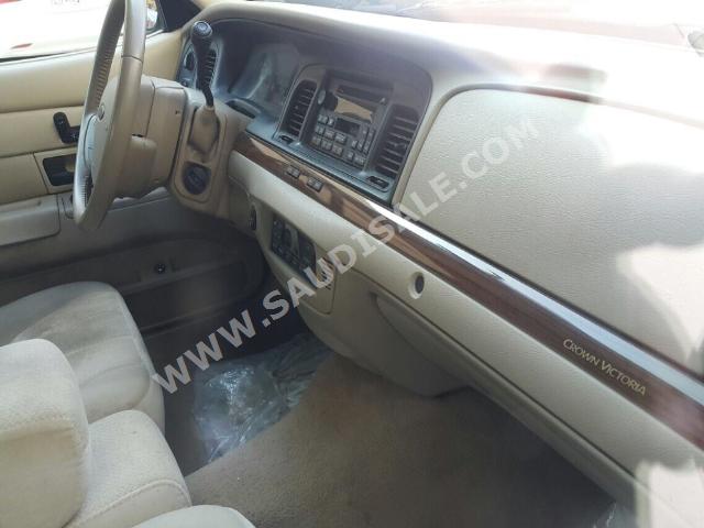 2010 فورد كراون فكتوريا