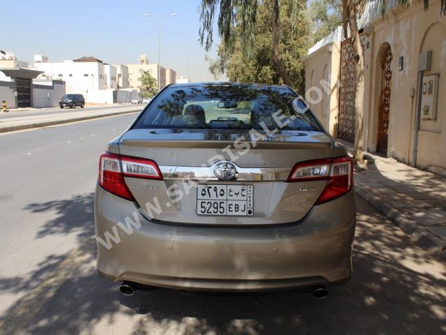 2013 تويوتا كامري جي ال اكس
