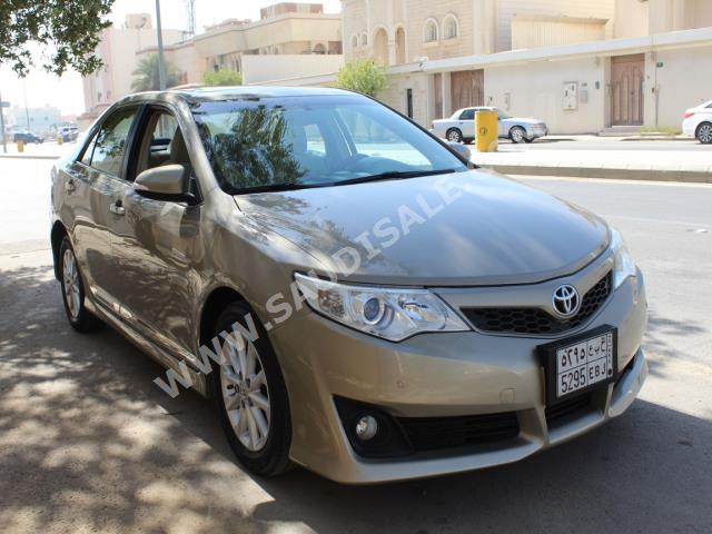 2013 تويوتا كامري جي ال اكس