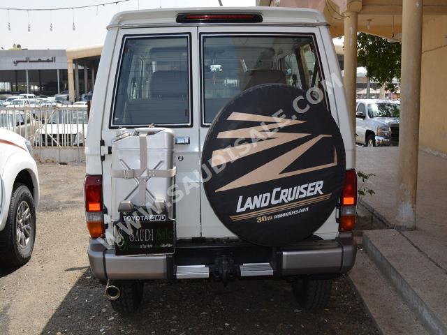 2015 تويوتا لاند كروزر ربع