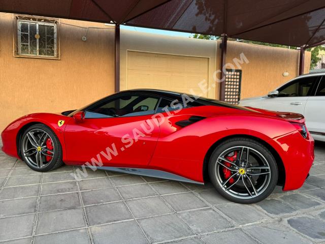 2016 فيراري 488 جي تي بي