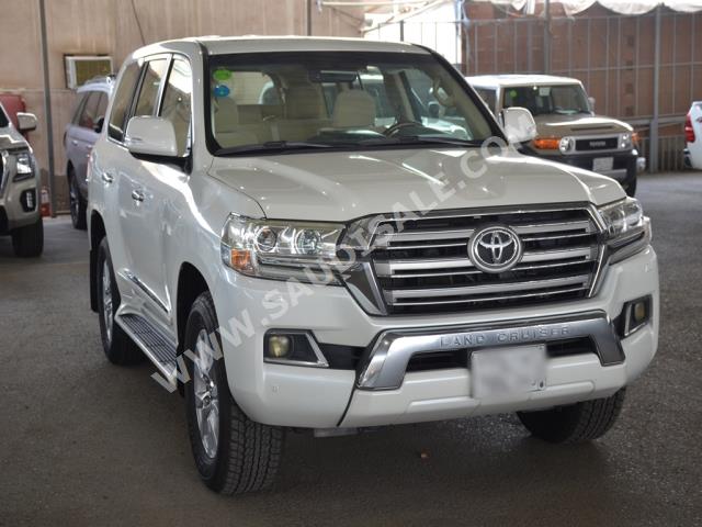 2016 Toyota Land Cruiser GXR