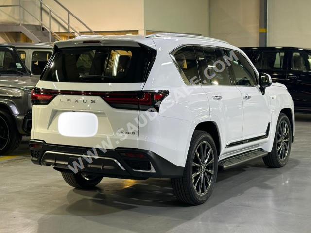 2023 لكزس إل إكس 600 إف